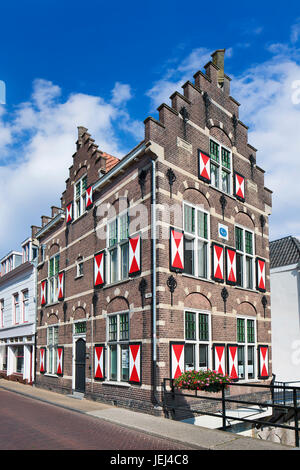 Manoir historique avec des volets rouges et blancs, Gorinchem, Pays-Bas Banque D'Images