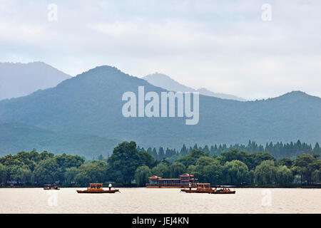 Vue sur le magnifique lac de l'Ouest, à Hangzhou, Chine Banque D'Images