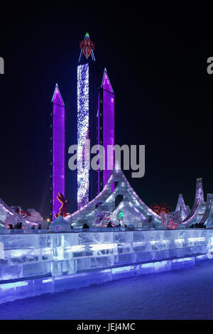 HARBIN-nov. 13, 2015. International Ice and Snow Sculpture Festival. Célèbre pour ses sculptures étonnamment massive et des répliques d'icônes mondiales, le même Banque D'Images