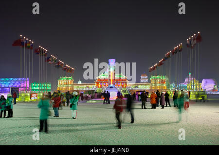 HARBIN-CHINE, JAN. 17, 2010. Visiteurs au Harbin Ice Sculpture Festival annuel. Il est l’un des quatre plus grands festivals de glace et de neige au monde. Banque D'Images