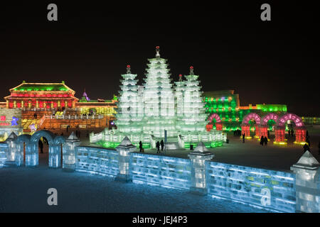 HARBIN (Chine, JAN. 17, 2010. Les bâtiments illuminés de blocs de glace à Harbin Festival des sculptures en glace. C'est l'un des plus grands festivals et de glace Banque D'Images