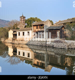 Ancienne maison chinoise blanche se reflète dans un canal tranquille, Hengdian Wold Studios, Hengdian, Chine Banque D'Images