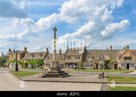 Broadway War Memorial sur High Street, Cotswolds, Royaume-Uni Banque D'Images