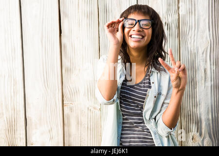 Smiling casual woman posing with glasses Banque D'Images