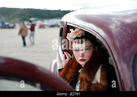 Carmarthenshire, UK. 25 Juin, 2017. Les oiseaux bleus : Lydia McKenzie-Stephens de Suffolk dans un millésime 40-Ford a été l'un des se sont réunis de tous les coins du Royaume-Uni pour la cinquième Conférence annuelle de Pendine Sands Vintage Hot Rod Races. Sir Malcolm Campbell MBE utilisé Pendine Sands pour son premier record de vitesse de 146,16 km/h le 25 septembre, 1924. Credit : Gareth Llewelyn/Alamy Live News. Banque D'Images