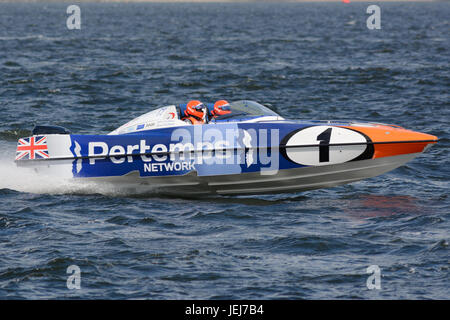 Esplanade, Greenock, Scotland, UK. 25 Juin, 2017. Course serrée dans la P1 Grand Prix écossais de la course Superstock mer 3. Pertemps Network (01) bateau à grande vitesse. Credit : Douglas Nicholson/Alamy Live News Banque D'Images