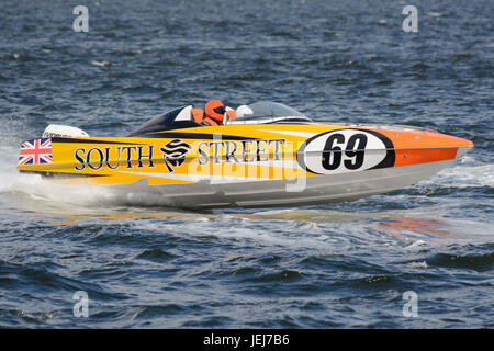 Esplanade, Greenock, Scotland, UK. 25 Juin, 2017. Course serrée dans la P1 Grand Prix écossais de la course Superstock mer 3. Rue du sud (69) bateau à grande vitesse. Credit : Douglas Nicholson/Alamy Live News Banque D'Images