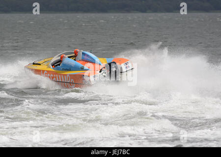 Esplanade, Greenock, Scotland, UK. 25 Juin, 2017. Course serrée dans la P1 Grand Prix écossais de la course Superstock mer 3. 926, Kissimmee, à grande vitesse. Credit : Douglas Nicholson/Alamy Live News Banque D'Images