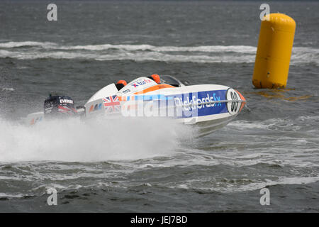 Esplanade, Greenock, Scotland, UK. 25 Juin, 2017. Course serrée dans la P1 Grand Prix écossais de la course Superstock mer 3. Pickfords (08) s'approche de la bouée est markre. Credit : Douglas Nicholson/Alamy Live News Banque D'Images