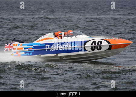 Esplanade, Greenock, Scotland, UK. 25 Juin, 2017. Course serrée dans la P1 Grand Prix écossais de la course Superstock mer 3. Pickfords, Bateau 08, à grande vitesse. Credit : Douglas Nicholson/Alamy Live News Banque D'Images