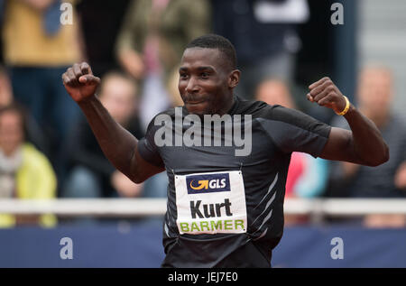Ratingen, Allemagne. 25 Juin, 2017. Kurt Felix de la Grenade est heureux de son succès au jet de javelot décathlon de l'athlétisme au cours de la réunion de courses multisport de Ratingen, Allemagne, 25 juin 2017. Photo : Bernd Thissen/dpa/Alamy Live News Banque D'Images