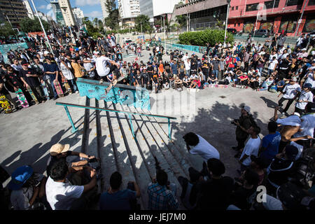 Sao Paulo, Brésil. 25 Jun, 2017. Patineur sur un escabeau dans Roosevelt Square le dimanche matin (25). Journée mondiale du skateboard a été célébrée dans le monde entier, le mardi (21) mais que c'était journée de travail les patineurs a décidé de célébrer ce dimanche. Crédit : Foto Arena LTDA/Alamy Live News Banque D'Images