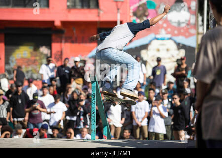 Sao Paulo, Brésil. 25 Jun, 2017. Patineur sur un escabeau dans Roosevelt Square le dimanche matin (25). Journée mondiale du skateboard a été célébrée dans le monde entier, le mardi (21) mais que c'était journée de travail les patineurs a décidé de célébrer ce dimanche. Crédit : Foto Arena LTDA/Alamy Live News Banque D'Images