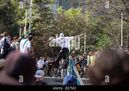 Sao Paulo, Brésil. 25 Jun, 2017. Patineur sur un escabeau dans Roosevelt Square le dimanche matin (25). Journée mondiale du skateboard a été célébrée dans le monde entier, le mardi (21) mais que c'était journée de travail les patineurs a décidé de célébrer ce dimanche. Crédit : Foto Arena LTDA/Alamy Live News Banque D'Images