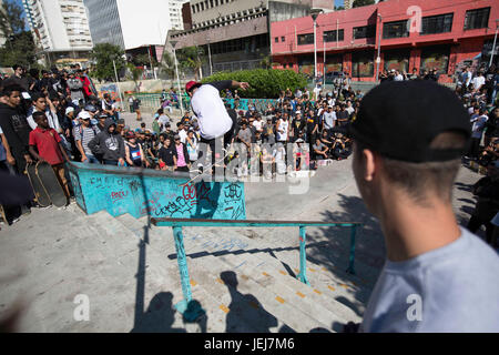 Sao Paulo, Brésil. 25 Jun, 2017. Patineur sur un escabeau dans Roosevelt Square le dimanche matin (25). Journée mondiale du skateboard a été célébrée dans le monde entier, le mardi (21) mais que c'était journée de travail les patineurs a décidé de célébrer ce dimanche. Crédit : Foto Arena LTDA/Alamy Live News Banque D'Images