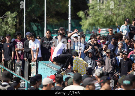 Sao Paulo, Brésil. 25 Jun, 2017. Patineur sur un escabeau dans Roosevelt Square le dimanche matin (25). Journée mondiale du skateboard a été célébrée dans le monde entier, le mardi (21) mais que c'était journée de travail les patineurs a décidé de célébrer ce dimanche. Crédit : Foto Arena LTDA/Alamy Live News Banque D'Images