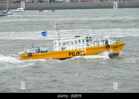 Den Helder, aux Pays-Bas. 25 Jun, 2017. Den Helder - Voile 2017 Marinedagen - voir des bateaux prenant part à l'événement - navires de défense modernes répondent à de grands voiliers historiques Den Helder (Pays-Bas) Credit : Friedemeier/Alamy Live News Banque D'Images