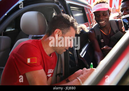 Ivrea, Turin, Italie. 25 Juin, 2017. Vincenzo Nibali de signer des autographes aux fans au Championnat Italien de cyclisme sur route de 2017 à Ivrea Crédit : Fabrizio Malisan/Alamy Live News Banque D'Images