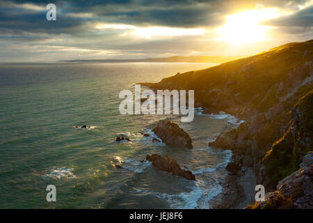 Un spectaculaire coucher de soleil sur le point de mettre fin à un Sharrow chaleureuse et agréable journée à Freathy, crédit Cornwall Whitsand Bay Banque D'Images