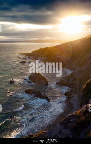 Un spectaculaire coucher de soleil sur le point de mettre fin à un Sharrow chaleureuse et agréable journée à Freathy, crédit Cornwall Whitsand Bay Banque D'Images