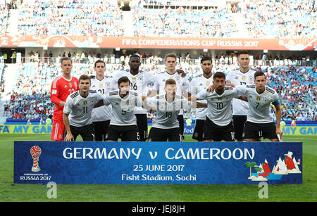 Sochi, Russie. 25 Juin, 2017. Les joueurs de l'équipe allemande de poser pour la photo de l'équipe : deuxième rangée (L-R) : gardien Marc-andré ter Stegen, Sebastian Rudy, Antonio Rüdiger, Matthias Ginter, Emre Can, Niklas Süle ; première rangée (L-R) : Timo Werner, Marvin Plattenhardt, Joshua Kimmich, Kerem Demirbay et Julian Draxler avant le début de la Coupe des Confédérations de préliminaires groupe B match entre l'Allemagne et le Cameroun dans le stade Fisht à Sotchi, Russie, 25 juin 2017. Photo : Marius Becker/dpa/Alamy Live News Banque D'Images