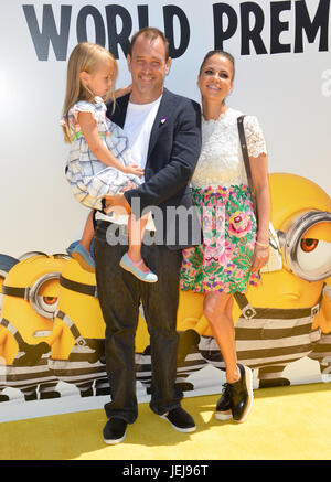 Los Angeles, USA. 24 Juin, 2017. LOS ANGELES, CA. 24 juin 2017 : Trey Parker, Boogie Tillmon & Betty Parker lors de la première mondiale de 'Despicable Me 3' au Shrine Auditorium. Crédit photo : Sarah Stewart/Alamy Live News Banque D'Images