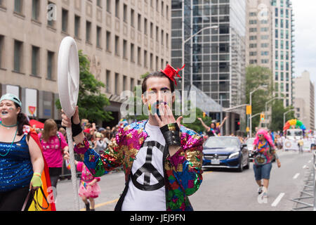 Toronto, Canada. 25 juin 2017. Les gens prennent part à Toronto Pride Parade. Crédit : Marc Bruxelles/Alamy Live News Banque D'Images