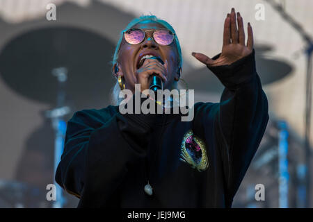 Glastonbury, Royaume-Uni. 25 Juin, 2017. Le soleil se couche sur le festival de Glastonbury en 2017 comme l'autre joue Emeli Sande, scène digne ferme. Glastonbury, le 25 juin 2017 Crédit : Guy Bell/Alamy Live News Banque D'Images