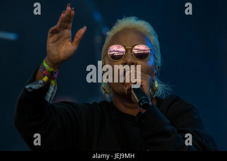 Glastonbury, Royaume-Uni. 25 Juin, 2017. Le soleil se couche sur le festival de Glastonbury en 2017 comme l'autre joue Emeli Sande, scène digne ferme. Glastonbury, le 25 juin 2017 Crédit : Guy Bell/Alamy Live News Banque D'Images