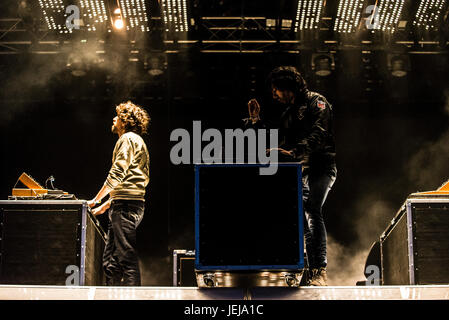 Glastonbury, Somerset, Royaume-Uni. 25 Juin, 2017. Titre de la Justice l'Ouest Holts stade sur la soirée de clôture du Festival de musique de Glastonbury 2017. Credit : Francesca Moore/Alamy Live News Banque D'Images