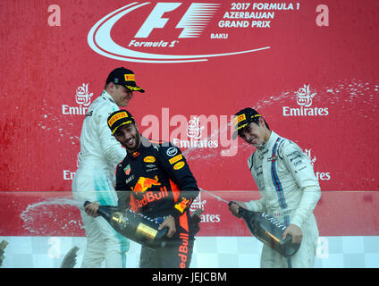 (170626)-- BAKOU, 26 juin 2017(Xinhua) -- Red Bull's australien Daniel Ricciardo (C) célèbre avec Mercedes' pilote Finlandais Valtteri Bottas (L), Williams pilote canadien Lance flâner pendant la cérémonie de remise des prix pour la dernière course de la Formule 1 2017 Grand Prix de l'Azerbaïdjan à Bakou, Azerbaïdjan, 25 juin, 2017. Ricciardo a réclamé le titre de l'événement avec 2:03:55.573. Bottas et promenade a pris la deuxième et la troisième place respectivement. (Xinhua/Tofiq Babayev) Banque D'Images