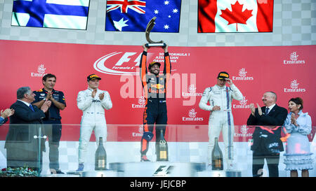 (170626)-- BAKOU, 26 juin 2017(Xinhua) -- Red Bull's australien Daniel Ricciardo (C) célèbre avec son trophée lors de la cérémonie de remise des prix pour la dernière course de la Formule 1 2017 Grand Prix de l'Azerbaïdjan à Bakou, Azerbaïdjan, 25 juin, 2017. Ricciardo a réclamé le titre de l'événement avec 2:03:55.573. (Xinhua/Tofiq Babayev) Banque D'Images