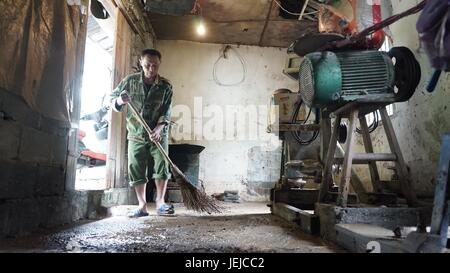 Fuliang, la province de Jiangxi. 25 Juin, 2017. Un homme efface sa chambre au Village de Huangtan Comté Fuliang, est de la Chine, la Province du Jiangxi, le 25 juin 2017. Jours de pluie torrentielle provoqué des inondations et des glissements de terrain dans de nombreuses régions du sud de la Chine, forçant l'évacuation de plus de 450 000 personnes. 19 East Shanshui Wen : Crédit/Xinhua/Alamy Live News Banque D'Images