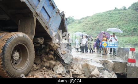 Fuliang, la province de Jiangxi. 25 Juin, 2017. Réparer un pont endommagé travailleurs Huangtan au Village de Fuliang, comté de la Province de Chine orientale, le 25 juin 2017. Jours de pluie torrentielle provoqué des inondations et des glissements de terrain dans de nombreuses régions du sud de la Chine, forçant l'évacuation de plus de 450 000 personnes. 19 East Shanshui Wen : Crédit/Xinhua/Alamy Live News Banque D'Images