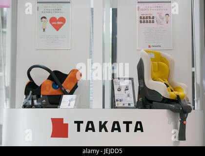 Le 26 juin 2017, Tokyo, Japon - Takata affichage est visible à l'intérieur un showroom le 26 juin 2017. Airbag japonais Takata Corporation fabricant des fichiers pour la protection contre la faillite au Japon et aux États-Unis à la suite de la société à l'échelle mondiale impliquant ses airbags défectueux rappel massif et passif. Credit : AFLO/Alamy Live News Banque D'Images