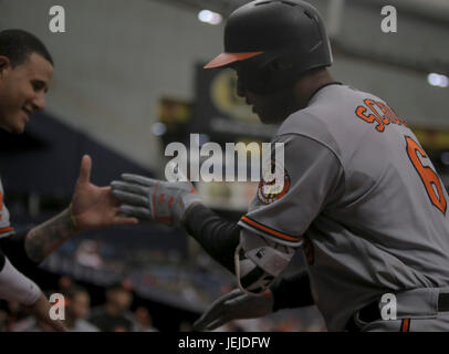 En Floride, aux États-Unis. 25 Juin, 2017. CHARLIE | THOMAS FINN fois.Baltimore Orioles le deuxième but Jonathan Schoop (6) célèbre après un score dans le huitième dans la partie finale d'une série de trois-jeu entre les Rays de Tampa Bay et al rival est le Baltimore Orioles au Tropicana Field à Saint-Pétersbourg, en Floride, le dimanche, 25 juin, 2017. Crédit : Charlie Thomas Finn/Tampa Bay Times/ZUMA/Alamy Fil Live News Banque D'Images