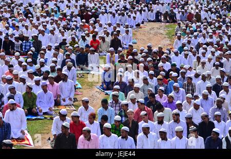 Jodhpur, Inde. 26 Juin, 2017. Les dévots musulmans indiens offrent des prières Eid au début de l'Aïd al-Fitr marquant la fin du Ramadan de Jodhpur, Inde du nord-est de l'état de Nagaland. Les musulmans du monde entier célèbrent l'Aïd al-Fitr qui marque la fin du Ramadan. Credit : Caisii Mao/Alamy Live News Banque D'Images