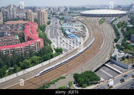 (170626) -- BEIJING, 26 juin 2017 (Xinhua) -- un nouveau "bullet train" Fuxing sort de la gare sud de Beijing à Beijing, capitale de Chine, le 26 juin 2017. La prochaine génération de la Chine "bullet train" Fuxing a fait ses débuts sur la ligne Beijing-Shanghai lundi. Un modèle CR400AF a quitté la gare sud de Beijing à 11 h 05 pour Shanghai. En même temps, le modèle CR400BF a quitté la gare de Shanghai Hongqiao pour Beijing. Les nouveaux trains à grande vitesse, également connu sous le nom de plusieurs appareils électriques (UEM), offrent des vitesses maximales de 400 km/h et une vitesse constante de 350 km/h. Banque D'Images