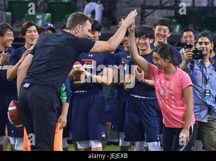 Tom Brady, sous blindage, le 21 juin 2017, Tokyo, Japon : New England Patriots quarterback Tom Brady donne des instructions aux jeunes joueurs de football lors d'une clinique à Tokyo, Japon le 21 juin 2017. Credit : AFLO/Alamy Live News Banque D'Images