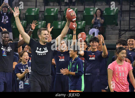 Tom Brady, sous blindage, le 21 juin 2017, Tokyo, Japon : New England Patriots quarterback Tom Brady donne des instructions aux jeunes joueurs de football lors d'une clinique à Tokyo, Japon le 21 juin 2017. Credit : AFLO/Alamy Live News Banque D'Images