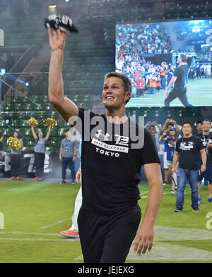 Tom Brady, sous blindage, le 21 juin 2017, Tokyo, Japon : New England Patriots quarterback Tom Brady donne des instructions aux jeunes joueurs de football lors d'une clinique à Tokyo, Japon le 21 juin 2017. Credit : AFLO/Alamy Live News Banque D'Images