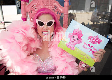 Los Angeles, Californie, USA. 25 juin, 2017. chaton kay sera, aussi connu sous le nom de "la dame rose d' hollywood, contient jusqu'son nouveau livre intitulé 'Miss embrasse le pup qui s pink' au world dog day 2017 organisé par lisa vanderpump vanderpump et chiens à Los Angeles, Californie le 25 juin 2017. vanderpump chiens est un magasin qui se spécialise dans les chiens et est administré par le célèbre entrepreneur/lisa vanderpump. crédit : Sheri determan/Alamy live news Banque D'Images