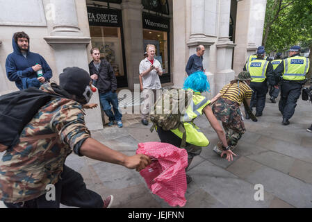Londres, Royaume-Uni. 24 Juin, 2017. Londres, Royaume-Uni. 24 septembre 2017. Parmi ceux qui s'opposent à l'EDL étaient un groupe de quatre habillés comme des clowns qui clowned principalement autour de se moquer de la police, qui les a remis la même notice précisant les conditions imposées à l'UAF en vertu de l'article 12 et 14 de la Loi sur l'Ordre Public, 1986, en raison du risque de graves troubles à l'ordre public, et la perturbation de la communauté. Peter Marshall ImagesLive Crédit : Peter Marshall/ImagesLive/ZUMA/Alamy Fil Live News Banque D'Images