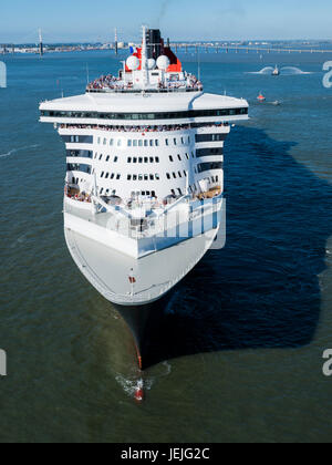 St Nazaire, France. 25 Juin, 2017. Saint-Nazaire (nord-ouest de la France), le 2017/06/25 : début de la Le pont 2017, une course transatlantique de Saint-Nazaire à New York entre le navire de croisière Queen Mary 2 et quatre trimarans, 'Sodebo' (Thomas Coville), "Idec" (Francis Joyon), 'Macif' (François Gabart) et "réelle" (Yves le BlŽvec). Cette régate a été organisée pour commémorer le centenaire de la première arrivée des troupes américaines sur les côtes françaises en juin 1917. Credit : Andia/Alamy Live News Banque D'Images