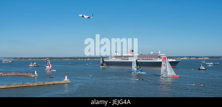 St Nazaire, France. 25 Juin, 2017. Saint-Nazaire (nord-ouest de la France), le 2017/06/25 : début de la Le pont 2017, une course transatlantique de Saint-Nazaire à New York entre le navire de croisière Queen Mary 2 et quatre trimarans, 'Sodebo' (Thomas Coville), "Idec" (Francis Joyon), 'Macif' (François Gabart) et "réelle" (Yves le BlŽvec). Cette régate a été organisée pour commémorer le centenaire de la première arrivée des troupes américaines sur les côtes françaises en juin 1917. Credit : Andia/Alamy Live News Banque D'Images