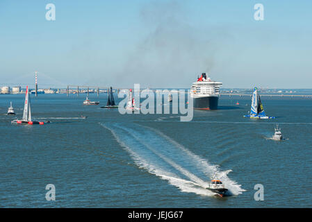 St Nazaire, France. 25 Juin, 2017. Saint-Nazaire (nord-ouest de la France), le 2017/06/25 : début de la Le pont 2017, une course transatlantique de Saint-Nazaire à New York entre le navire de croisière Queen Mary 2 et quatre trimarans, 'Sodebo' (Thomas Coville), "Idec" (Francis Joyon), 'Macif' (François Gabart) et "réelle" (Yves le BlŽvec). Cette régate a été organisée pour commémorer le centenaire de la première arrivée des troupes américaines sur les côtes françaises en juin 1917. Credit : Andia/Alamy Live News Banque D'Images