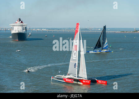 St Nazaire, France. 25 Juin, 2017. Saint-Nazaire (nord-ouest de la France), le 2017/06/25 : début de la Le pont 2017, une course transatlantique de Saint-Nazaire à New York entre le navire de croisière Queen Mary 2 et quatre trimarans, 'Sodebo' (Thomas Coville), "Idec" (Francis Joyon), 'Macif' (François Gabart) et "réelle" (Yves le BlŽvec). Cette régate a été organisée pour commémorer le centenaire de la première arrivée des troupes américaines sur les côtes françaises en juin 1917. Credit : Andia/Alamy Live News Banque D'Images