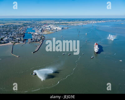 St Nazaire, France. 25 Juin, 2017. Saint-Nazaire (nord-ouest de la France), le 2017/06/25 : début de la Le pont 2017, une course transatlantique de Saint-Nazaire à New York entre le navire de croisière Queen Mary 2 et quatre trimarans, 'Sodebo' (Thomas Coville), "Idec" (Francis Joyon), 'Macif' (François Gabart) et "réelle" (Yves le BlŽvec). Cette régate a été organisée pour commémorer le centenaire de la première arrivée des troupes américaines sur les côtes françaises en juin 1917. Credit : Andia/Alamy Live News Banque D'Images