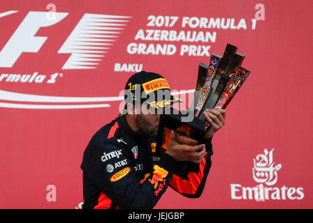 Baku, Azerbaïdjan. 25 Juin, 2017. Le vainqueur Daniel Ricciardo de l'Australie et Red Bull Racing célèbre sa victoire sur le podium au cours de l'Azerbaïdjan la Formule Un Grand Prix sur le circuit de la ville de Bakou, le 25 juin 2017 à Bakou, Azerbaïdjan. Credit : Aziz Karimov/Alamy Live News Banque D'Images