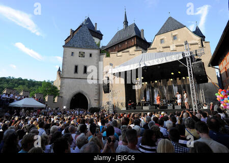 Karlstejn, République tchèque. 24 Juin, 2017. La chanteuse tchèque Helena Vondrackova (au centre de la scène) célèbre ses 70 ans au Château de Karlstejn à Beroun, République tchèque, le 24 juin 2017. Credit : Ondrej Deml/CTK Photo/Alamy Live News Banque D'Images